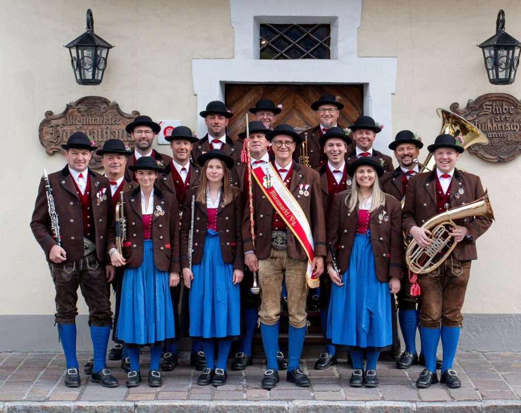 Musikantinnen und Musikanten der TMK Altenmarkt mit Stabführer und Marketenderinnen