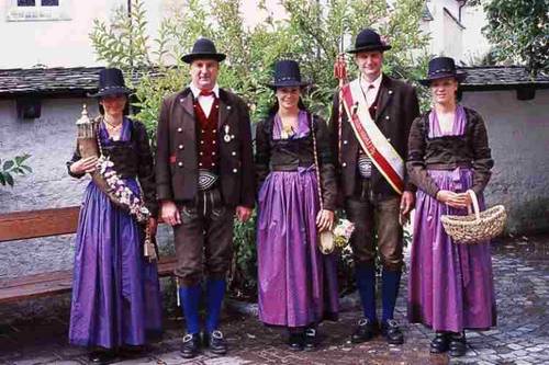 Musikanten und Marketenderinnen der TMK Altenmarkt in Tracht