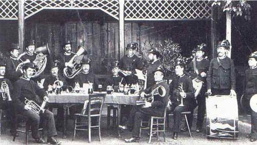 Historisches Schwarz-Weiß-Foto der Musikkapelle Altenmarkt in Schützenuniform