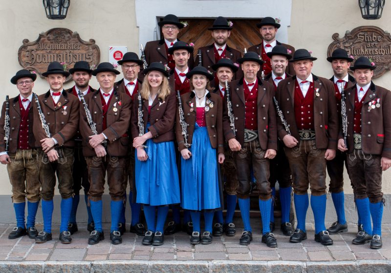 Musikantinnen und Musikanten der TMK Altenmarkt in Tracht