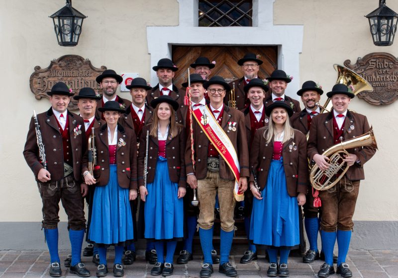 Musikantinnen und Musikanten der TMK Altenmarkt mit Stabführer und Marketenderinnen